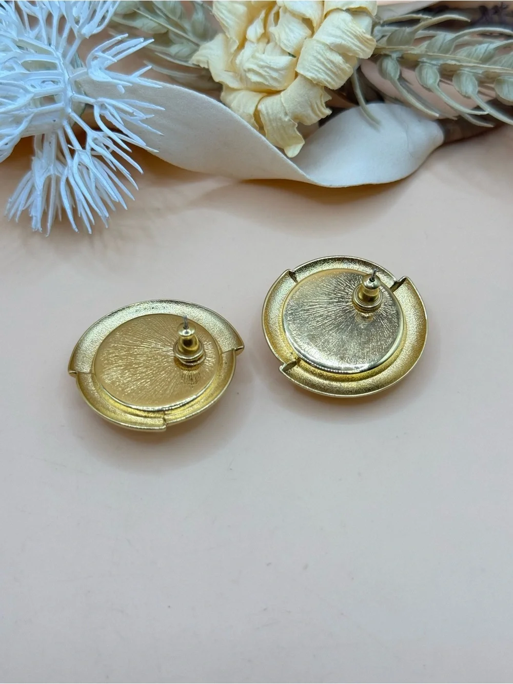 Vintage Gold Tone White Lucite Cabochon Round Statement Stud Earrings Retro